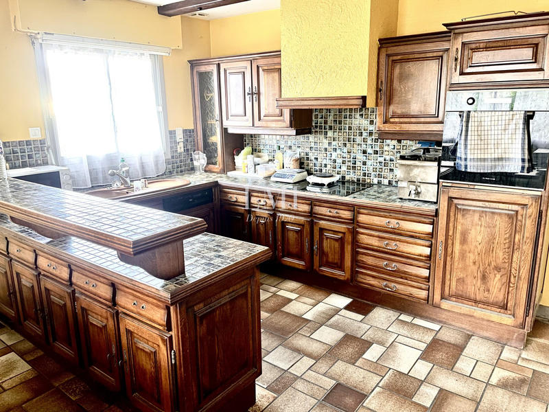 Maison - 235 m² - 8 pièces