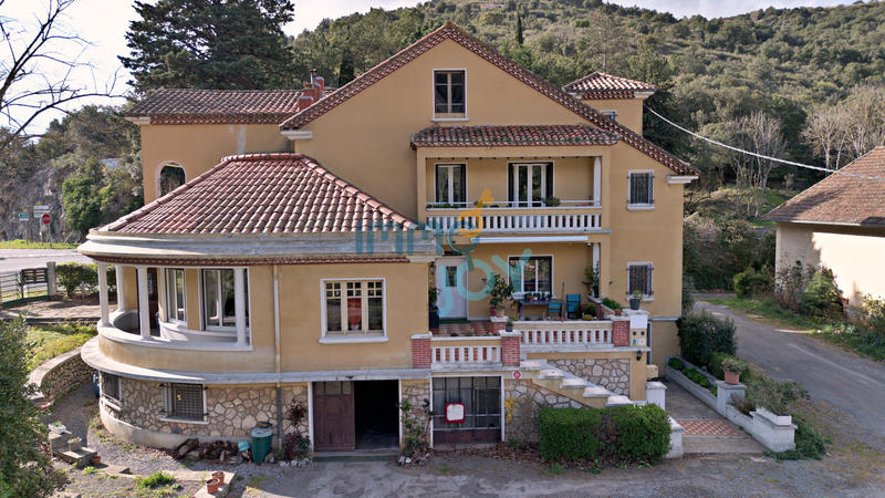 Maison - 310 m² - 11 pièces