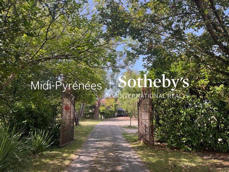 Propriété - 661 m² - 16 pièces