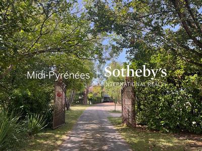 Propriété - 661 m² - 16 pièces