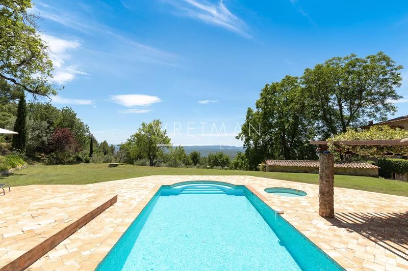 Propriété - 305 m² - 10 pièces