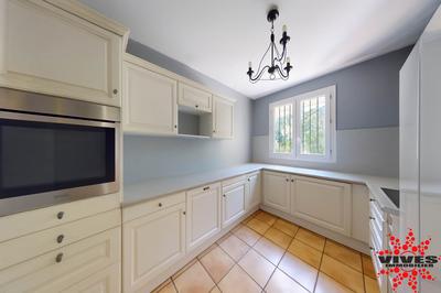 Maison - 220 m² - 5 pièces