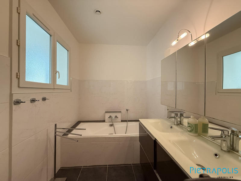 Maison - 220 m² - 7 pièces