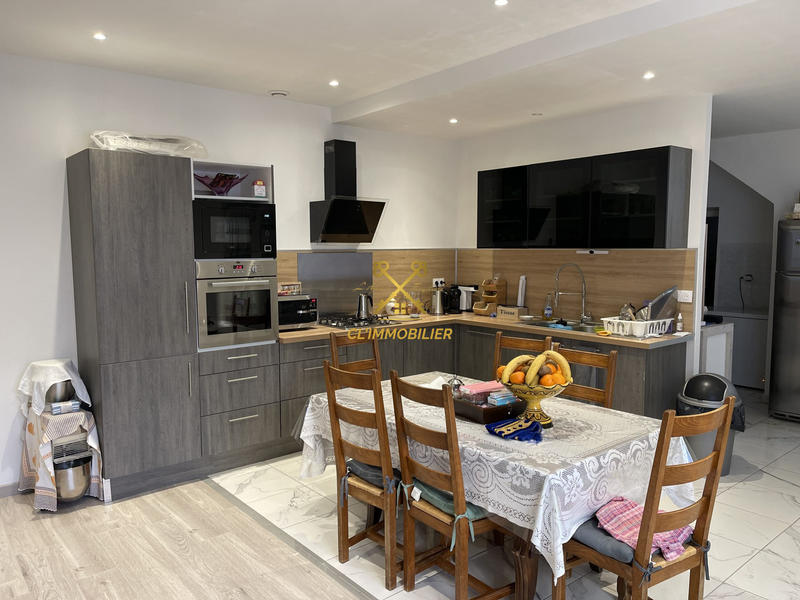 Maison - 220 m² - 7 pièces