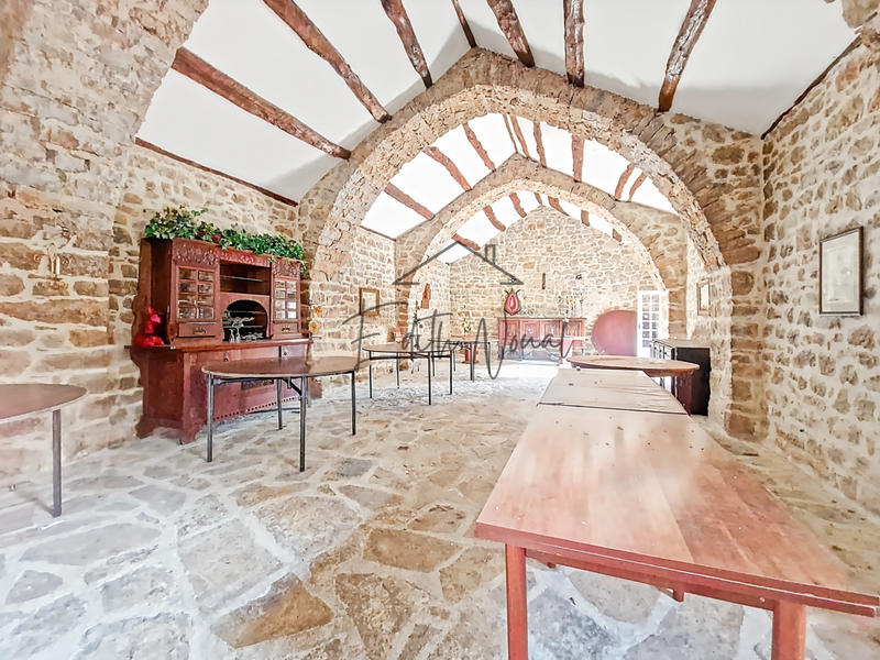 Propriété - 852 m² - 10 pièces