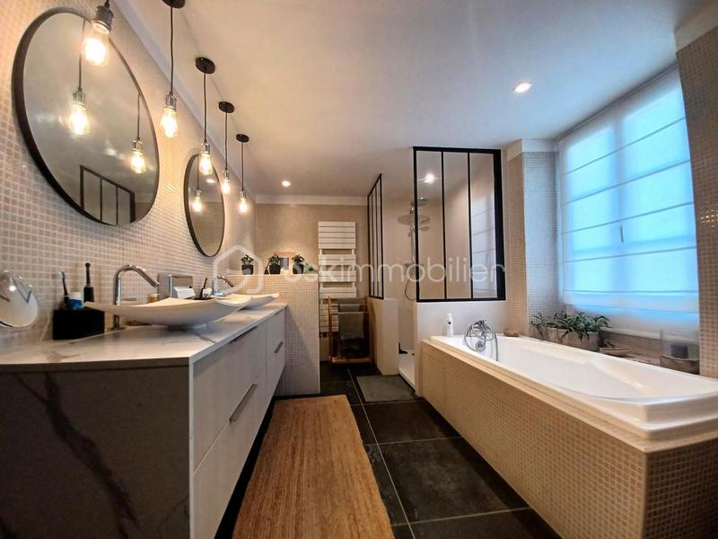 Maison - 250 m² - 10 pièces