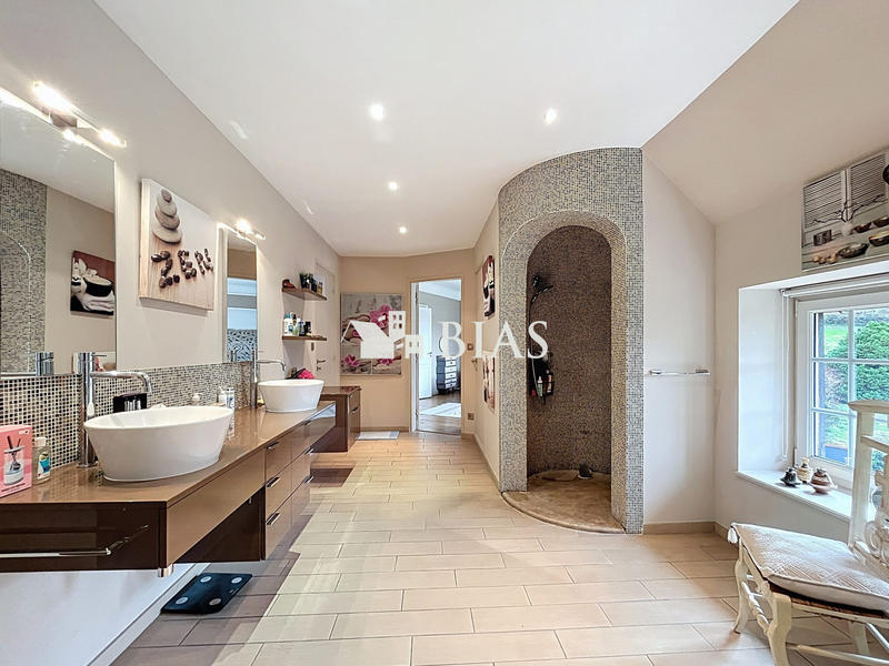 Maison - 350 m² - 12 pièces