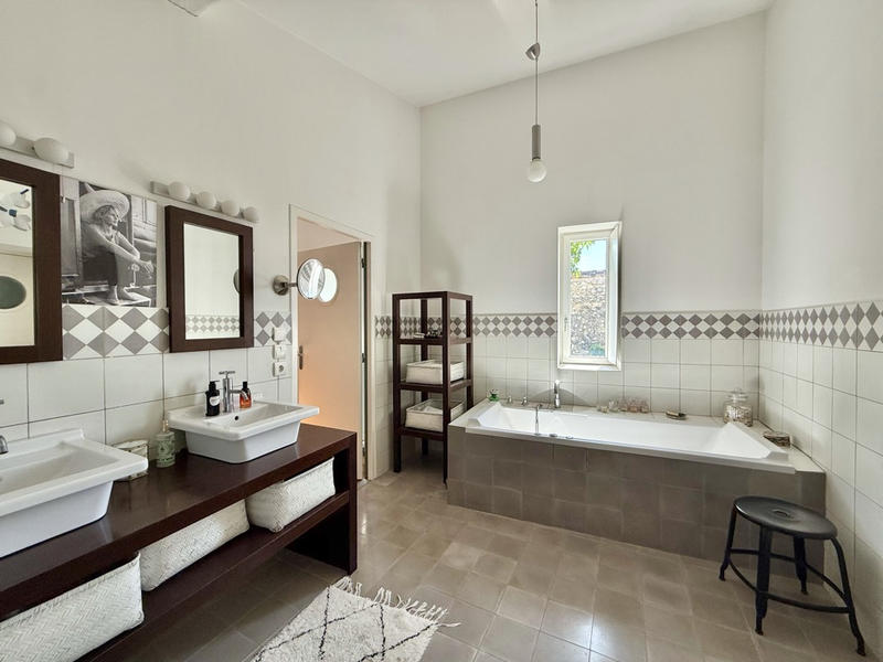 Maison - 240 m² - 10 pièces