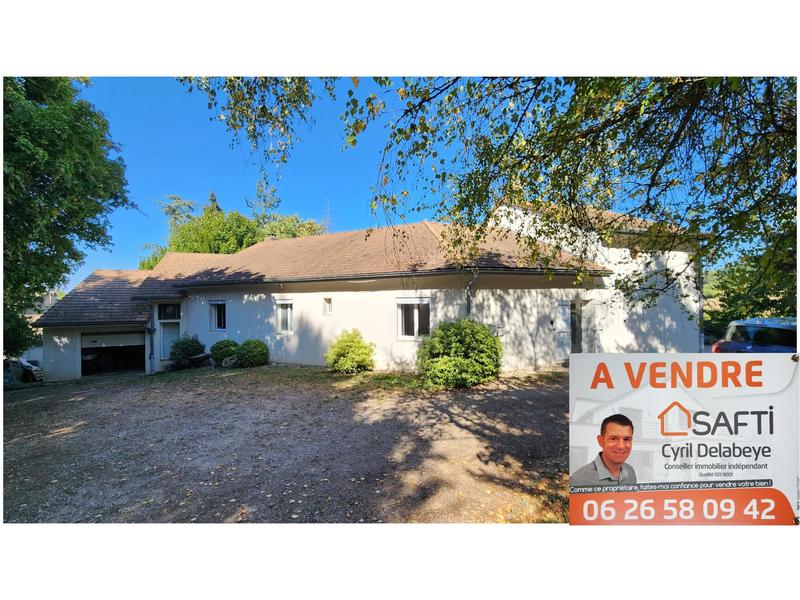 Maison - 370 m² - 9 pièces