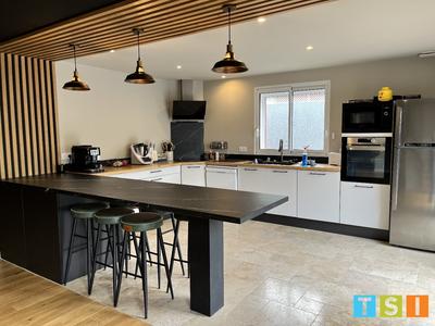 Maison - 210 m² - 8 pièces