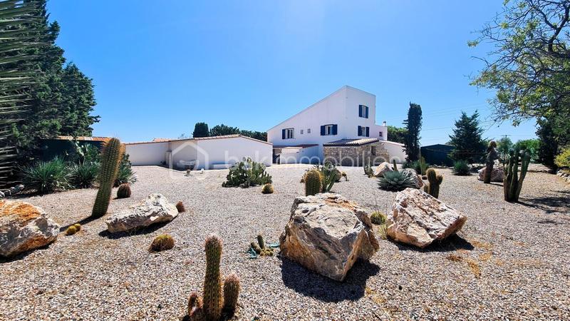 Demeure - 299 m² - 9 pièces