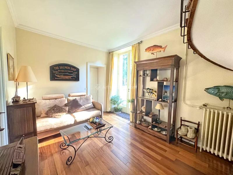 Maison - 214 m² - 8 pièces