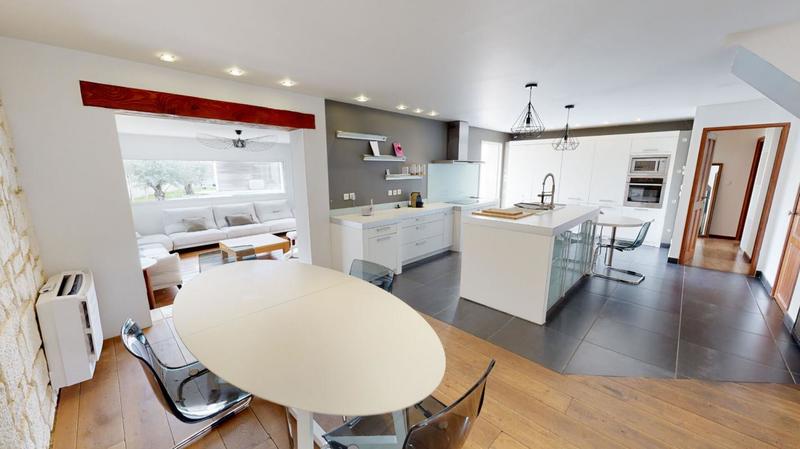 Maison - 305 m² - 5 pièces