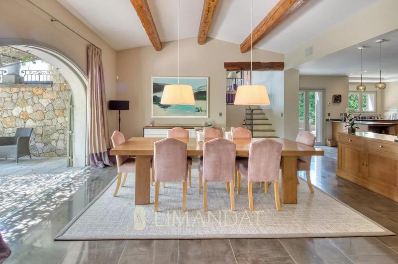 Propriété - 230 m² - 6 pièces