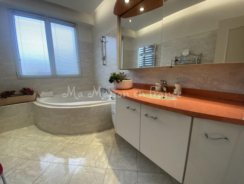 Maison - 200 m² - 7 pièces