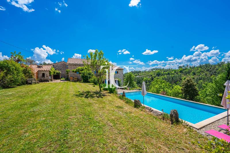 Maison - 300 m² - 12 pièces