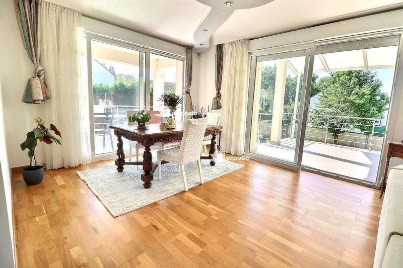 Maison - 240 m² - 7 pièces