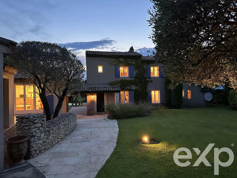 Maison - 232 m² - 8 pièces