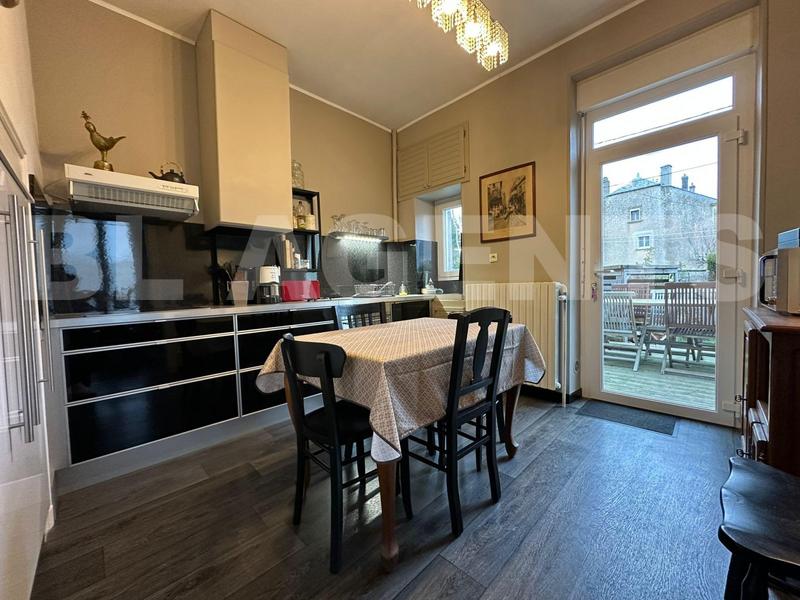 Maison - 247 m² - 10 pièces