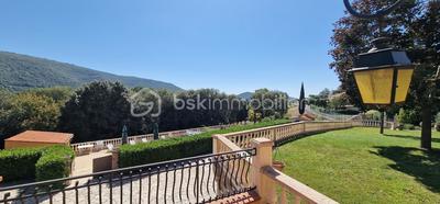 Propriété - 207 m² - 6 pièces