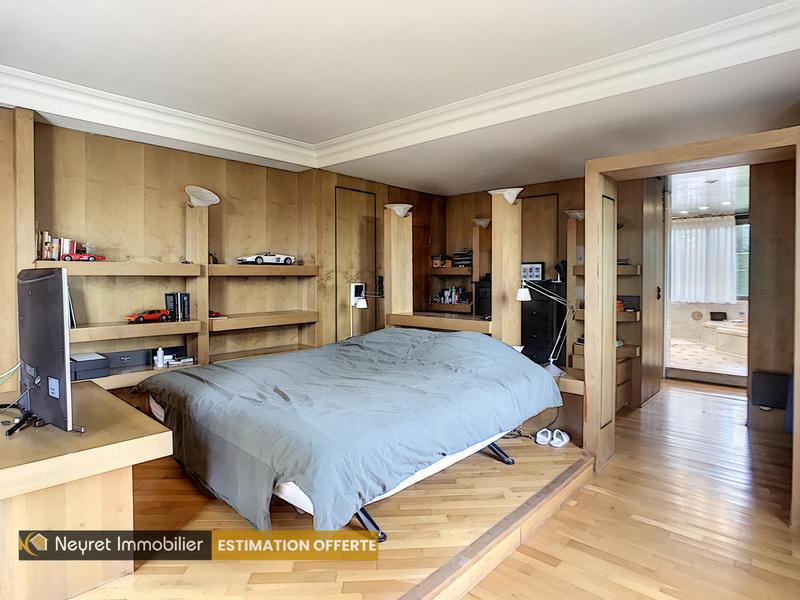 Maison - 370 m² - 10 pièces