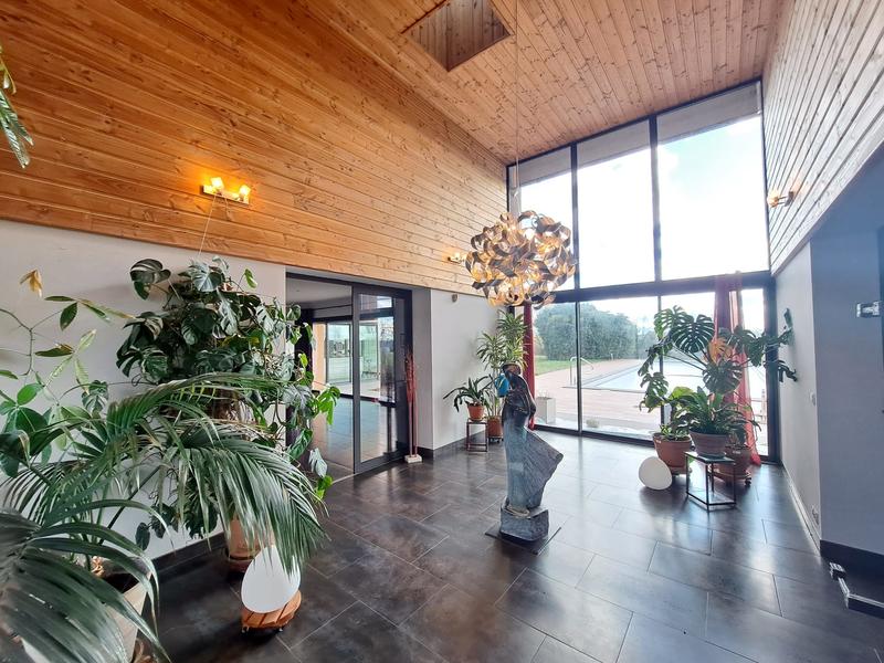 Maison - 305 m² - 6 pièces