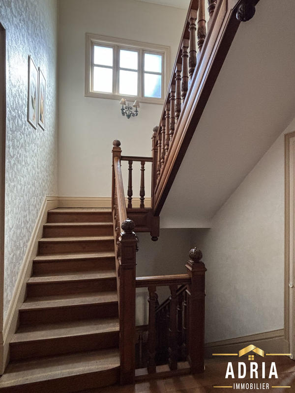 Maison - 323 m² - 10 pièces