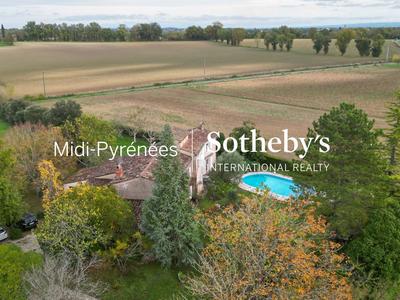 Maison - 256 m² - 7 pièces