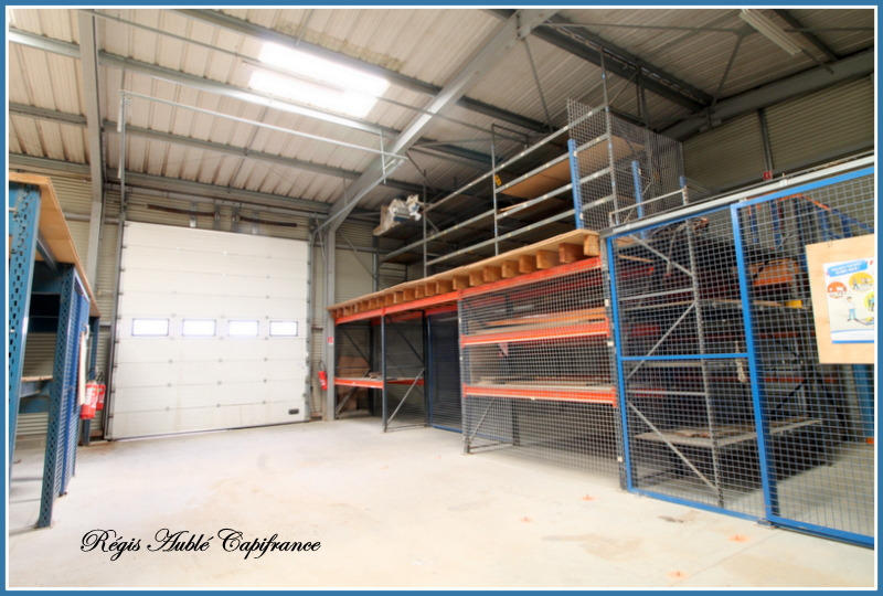 Entrepôt - 866 m² - 12 pièces