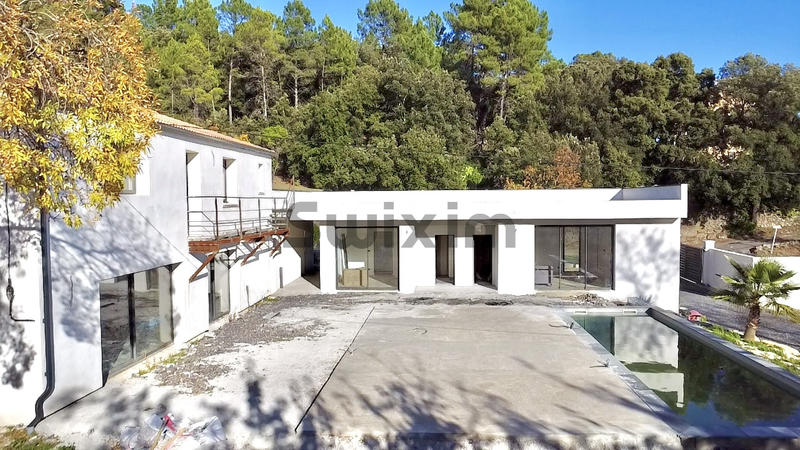 Villa - 244 m² - 9 pièces