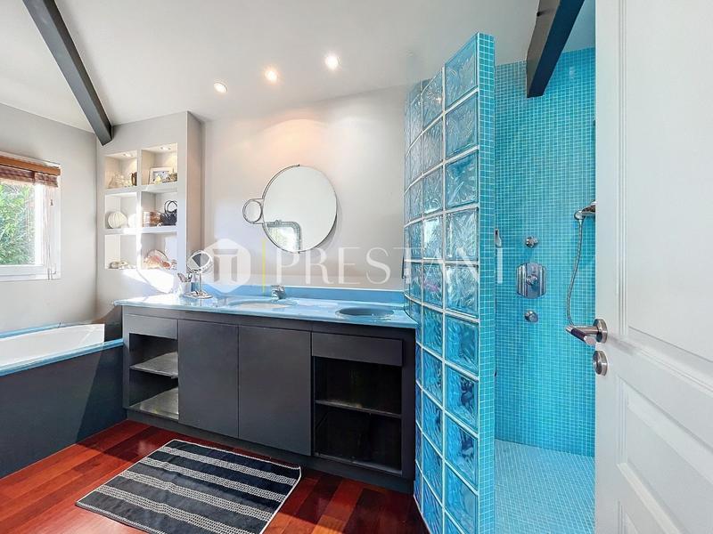 Maison - 250 m² - 6 pièces