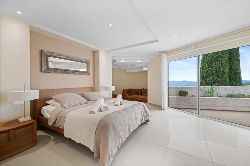 Maison - 588 m² - 8 pièces