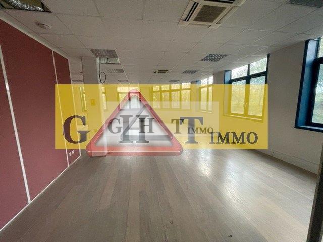 Entrepôt - 1 831 m²