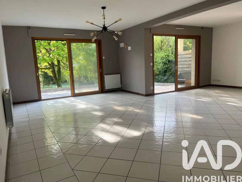 Maison - 246 m² - 9 pièces