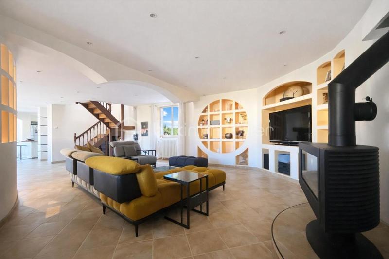 Maison - 201 m² - 7 pièces