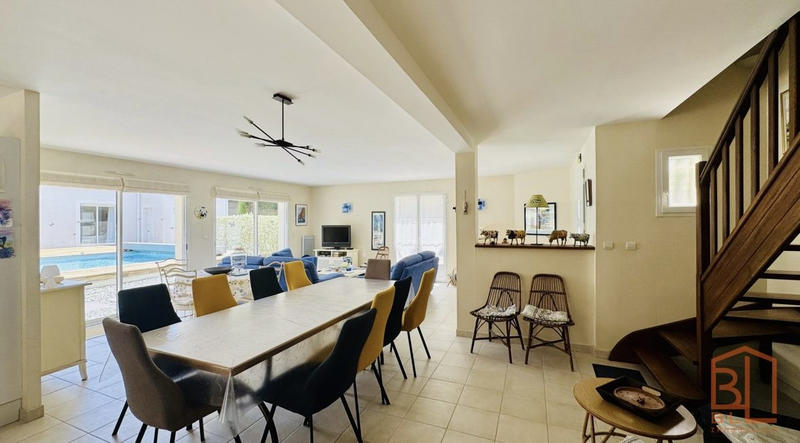 Maison traditionnelle - 274 m² - 11 pièces