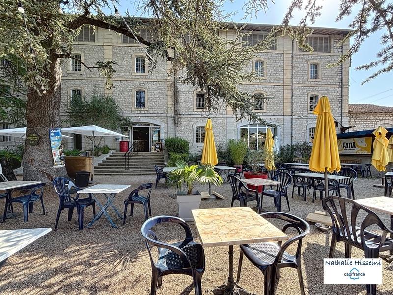 Fonds de commerce - 832 m²