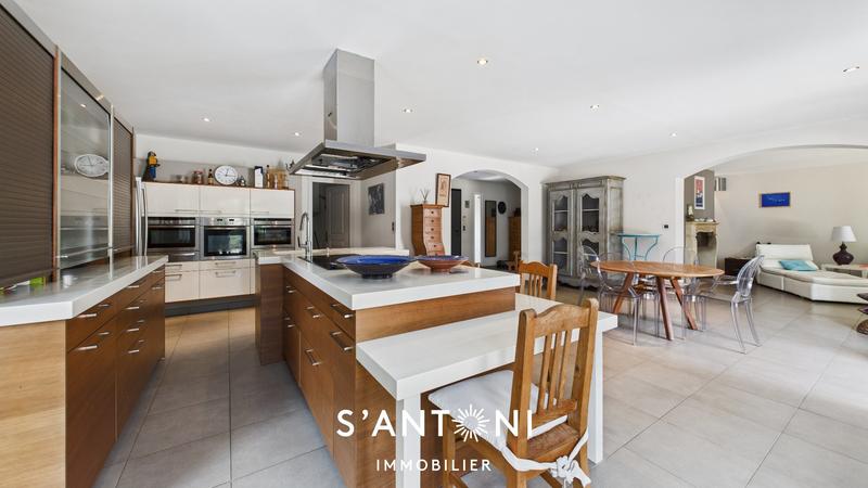 Maison - 220 m² - 5 pièces