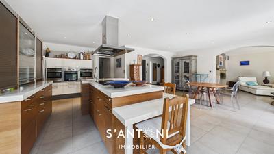 Maison - 220 m² - 5 pièces