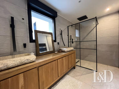 Maison - 400 m² - 12 pièces