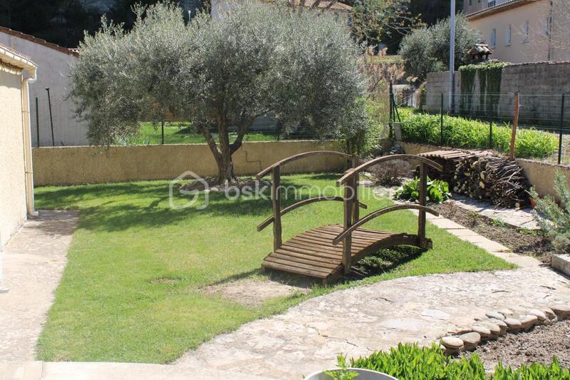 Maison traditionnelle - 830 m² - 6 pièces