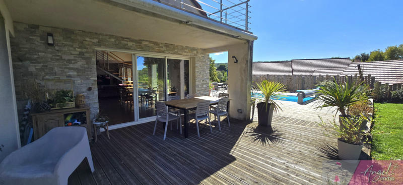 Maison - 234 m² - 10 pièces