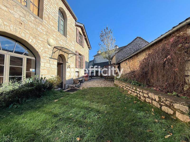 Maison - 275 m² - 9 pièces