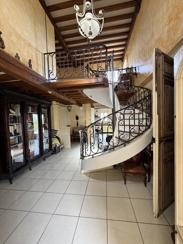 Maison - 260 m² - 5 pièces