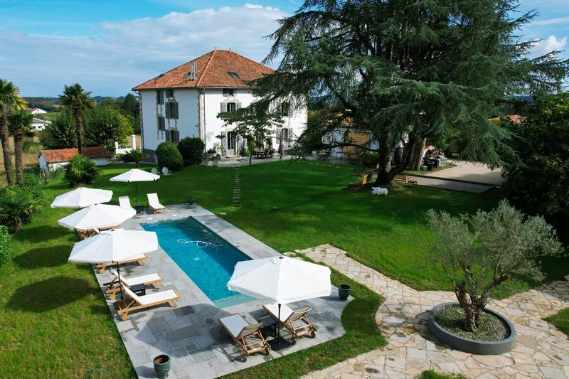 Maison - 404 m² - 9 pièces