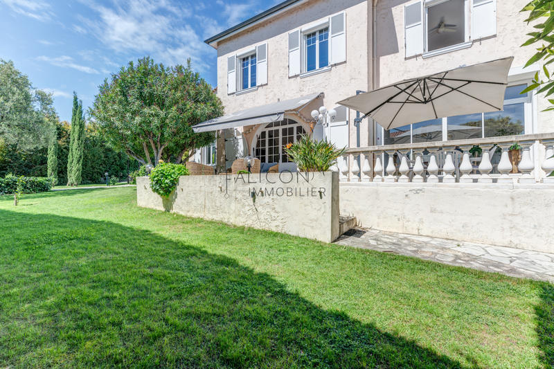 Villa - 280 m² - 8 pièces