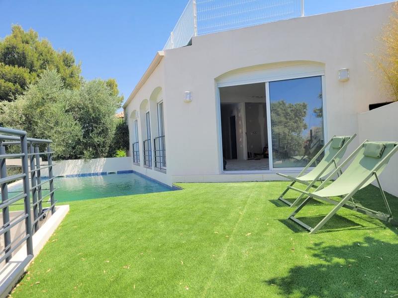 Maison - 256 m² - 8 pièces