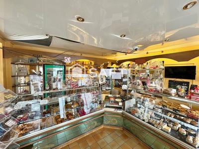 Local commercial - 255 m² - 9 pièces