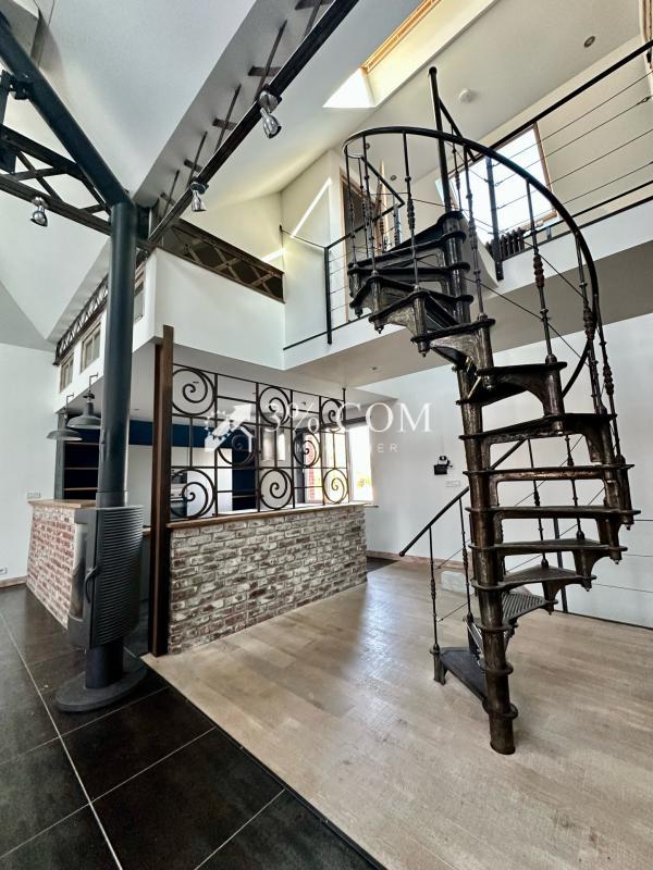 Loft - 143 m² - 5 pièces
