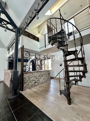 Loft - 143 m² - 5 pièces